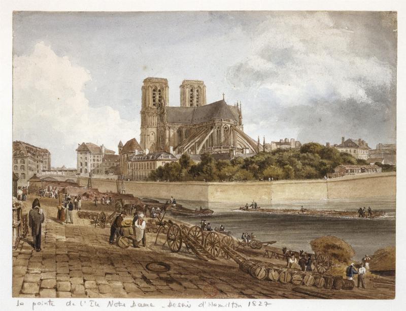 Les manuscrits de Victor Hugo sur Notre-Dame de Paris, avec la cathédrale en arrière-plan.