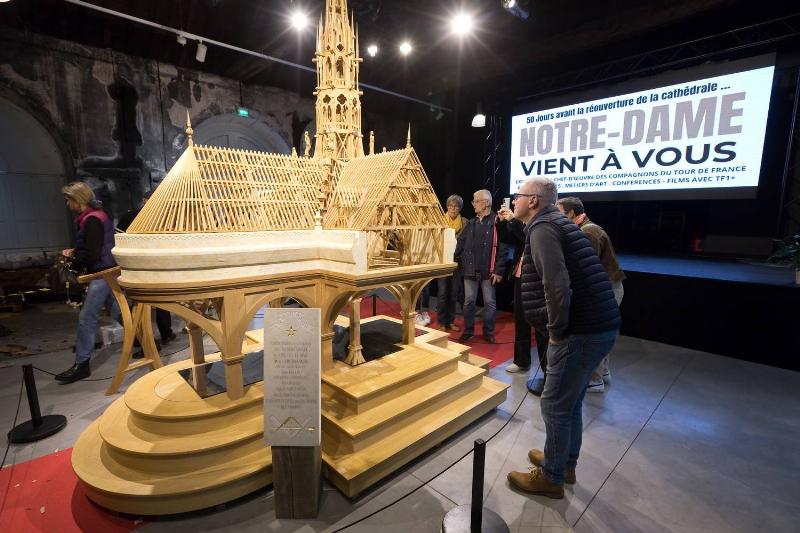 Compagnons du Devoir au travail sur le chantier de Notre-Dame, illustrant le savoir-faire français
