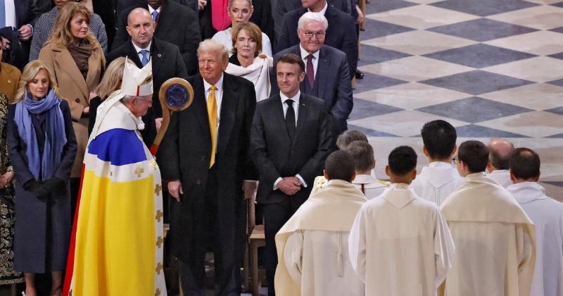 Un organiste jouant avec ferveur sur le grand orgue de Notre-Dame de Paris, lumière dorée