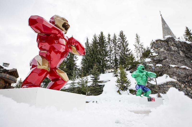 Richard Orlinski à Courchevel, sculpture contemporaine dans le paysage alpin enneigé