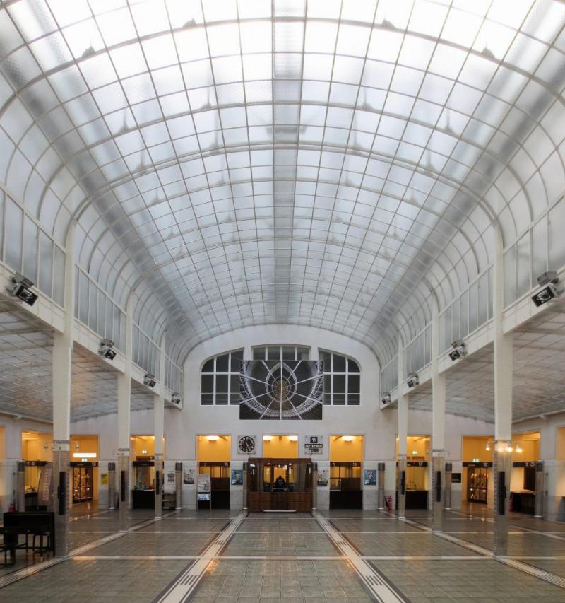 Façade d'un bâtiment d'Otto Wagner à Vienne, montrant son architecture moderne avec des éléments de la Sécession
