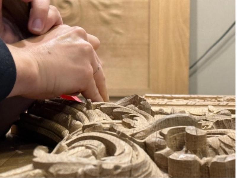 Une collection variée d'outils de sculpteur, symbolisant la diversité des techniques et la précision du métier d'artisan sculpteur.