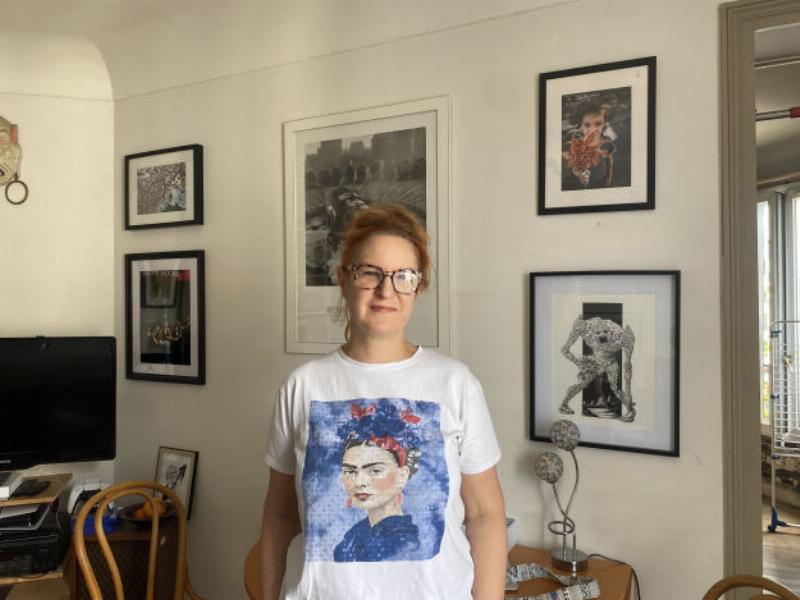 Palette de couleurs vibrantes et seau de peinture dans un atelier d'art français, reflétant la passion artistique