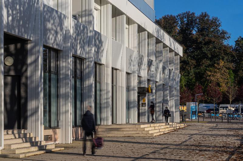 Panorama urbain avec architecture Art Déco et bâtiments contemporains