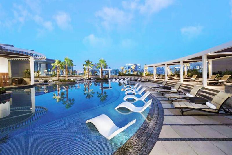 Peinture d'un paysage marin vibrant de Biarritz au coucher du soleil, reflétant la beauté locale