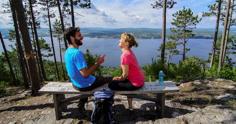 Un paysage hivernal québécois évoquant les thèmes du roman du terroir et l'immensité de la nature.
