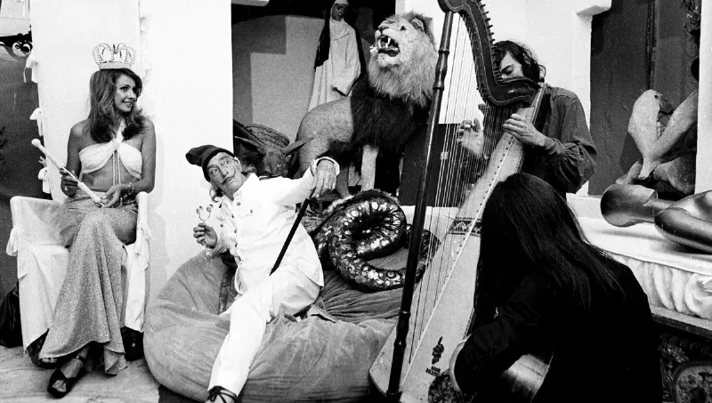 Peintre concentré dans son atelier français, avec un seau de peinture à ses pieds, créant un chef-d'œuvre