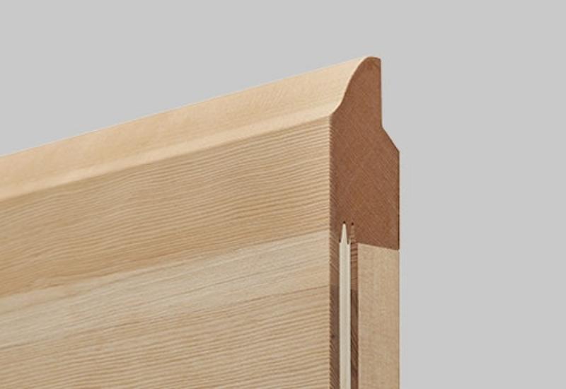 Un abri de jardin en bois durablement peint avec une couleur harmonieuse dans un cadre français