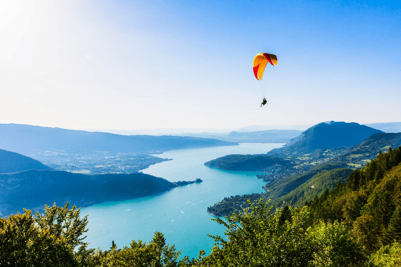 Peinture Annecy vibrante du Lac et de la Vieille Ville avec les Alpes en toile de fond, inspirant l'art français