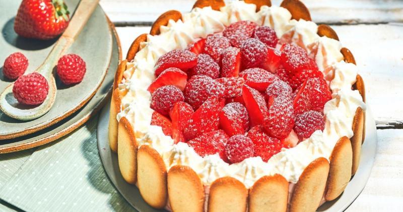 Art culinaire, dessert aux prunes, glaçage couleur prune, assiette gastronomique française, présentation raffinée