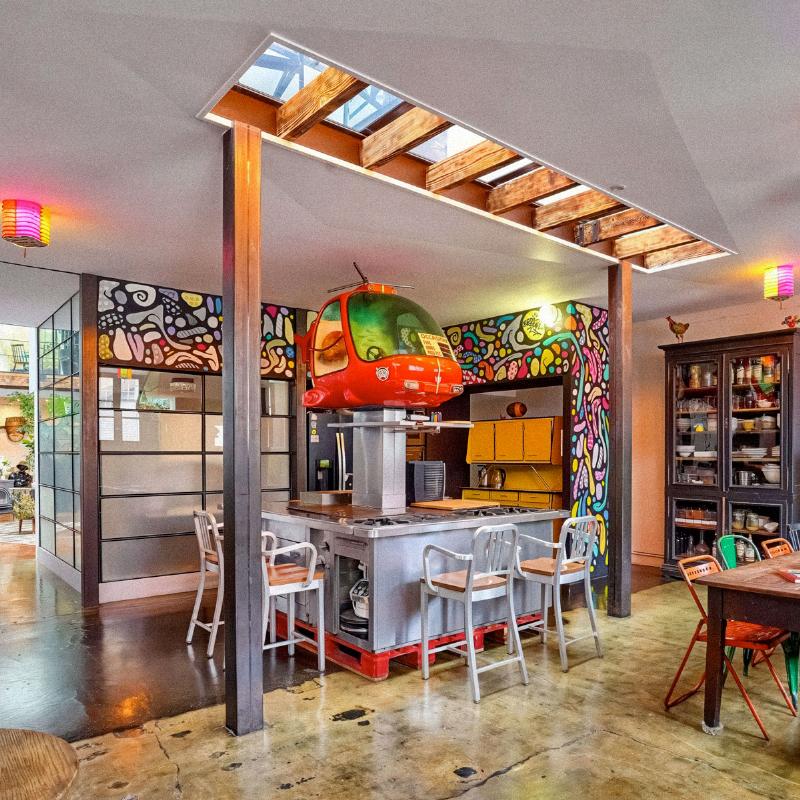 Peinture blanc mat mur dans un salon haussmannien avec moulures et lumière naturelle abondante