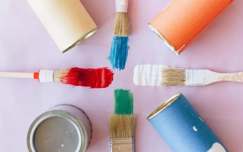 Étapes de transformation d'un couloir avec une idée peinture moderne et élégante