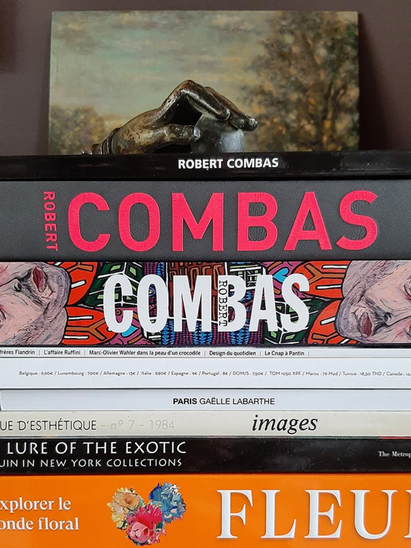 Une scène de peinture gestuelle rapide d'un artiste français, capturant le mouvement avec des coups de pinceau dynamiques et des couleurs vives, un exemple de speed painting.