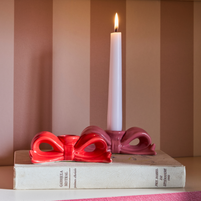 Peinture murale bleu dans une inspiration de design intérieur français avec des éléments décoratifs