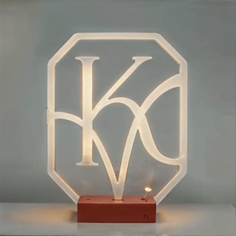 Peinture murale rose avec ambiance romantique parisienne dans un café