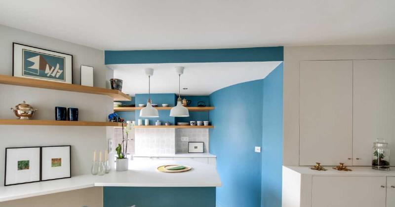 Peinture murale rose pastel dans un salon haussmannien avec des moulures