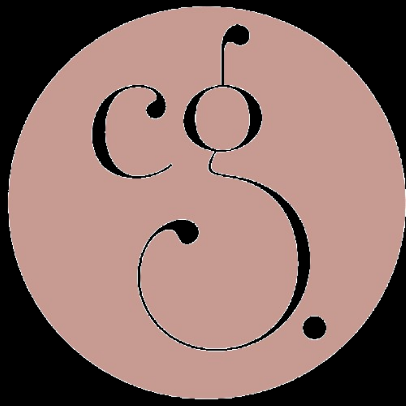 Un salon rénové où la peinture sur papier peint existant crée une harmonie de couleurs apaisante et élégante, avec des meubles et accessoires choisis avec goût pour compléter le nouveau décor intérieur français