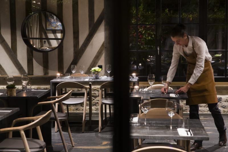 Dégustation élégante de peinture pastille avec thé et café français
