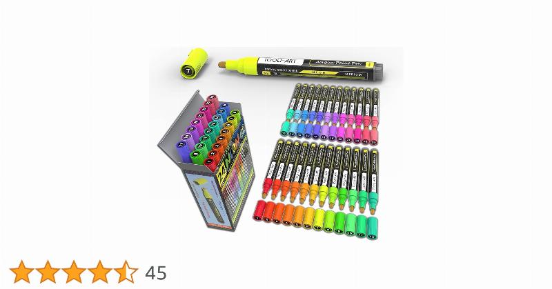 Un artiste français travaillant sur une toile avec de la peinture phosphorescente sous lumière noire, révélant ses détails lumineux.