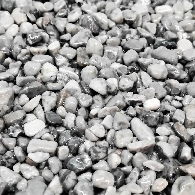 Peinture pour sol extérieur antidérapante appliquée sur une terrasse élégante, offrant sécurité et design