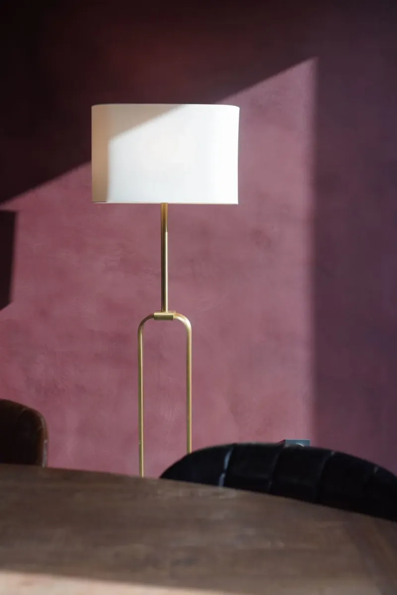 Peinture sur béton : explorer les textures, finitions et l'élégance à la française pour des sols uniques