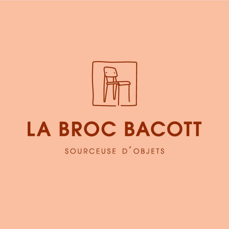 Une cuisine française avec des armoires vert tropical et des touches vintage, alliant charme et modernité