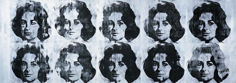 Une vision futuriste de l'erté sculpture, intégrant technologie et tradition, dans un paysage urbain contemporain.