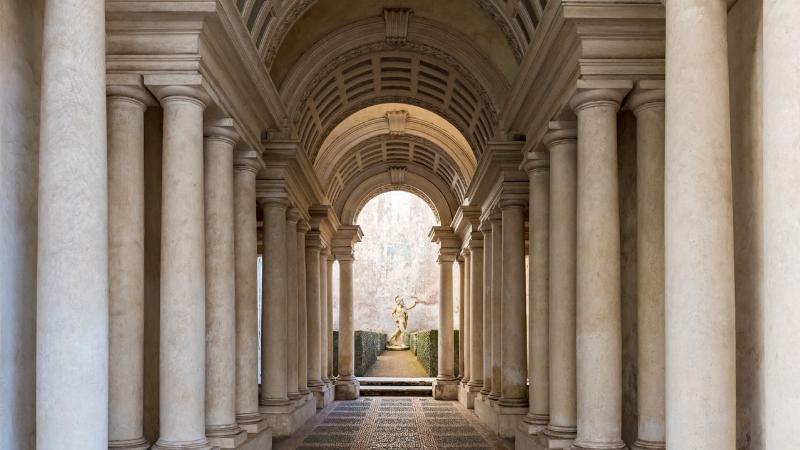 Exemple de trompe-l'œil architectural en perspective sur une façade murale française
