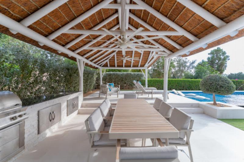 Plan architecture villa moderne baignée de lumière naturelle, grand salon ouvert avec vue sur le jardin méditerranéen