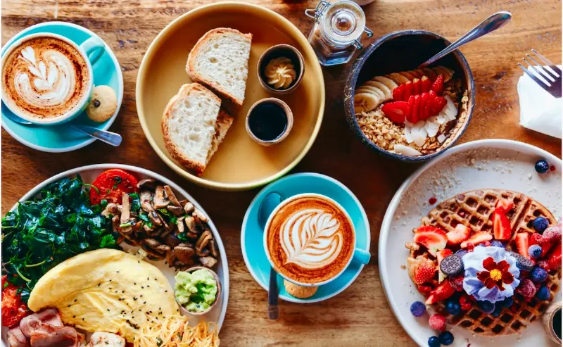 Assortiment de plats frais et colorés de la cuisine californienne des Cali Sisters à Paris