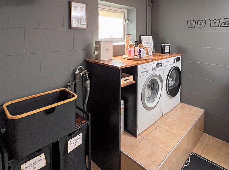 Pochoir pour mur peinture avec un motif floral élégant, idéal pour une chambre à coucher de style français