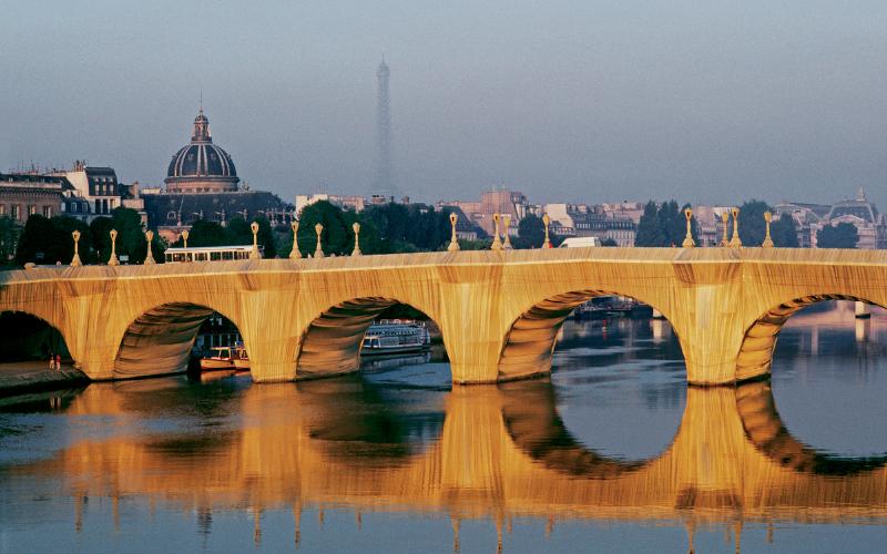Le Pont-Neuf empaqueté par Christo Jeanne Claude en 1985, une œuvre emblématique à Paris