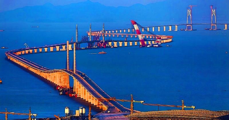 Un pont moderne au design futuriste, illustrant l'innovation en architecture