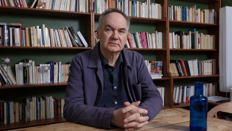 Portrait élégant d'Hervé Le Tellier, auteur de L'Anomalie et membre de l'Oulipo