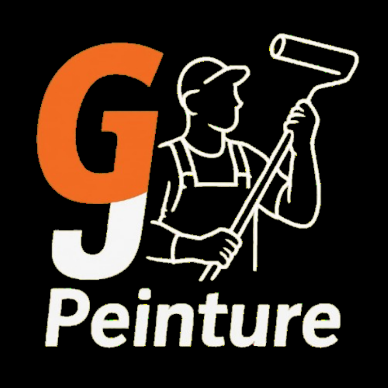 Préparation minutieuse d'une façade ancienne pour la peinture, incluant le nettoyage et la réparation des fissures