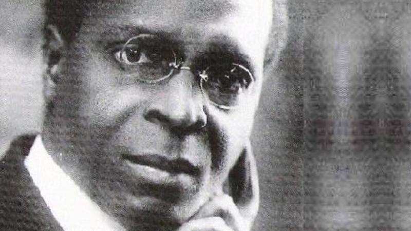 Ambiance Prix Goncourt 2022 lecture au café parisien