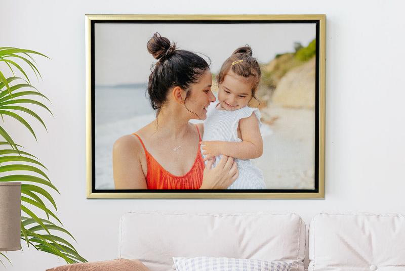 Un profil détaillé de caisse americaine en bois, montrant l'espace entre l'œuvre et le cadre