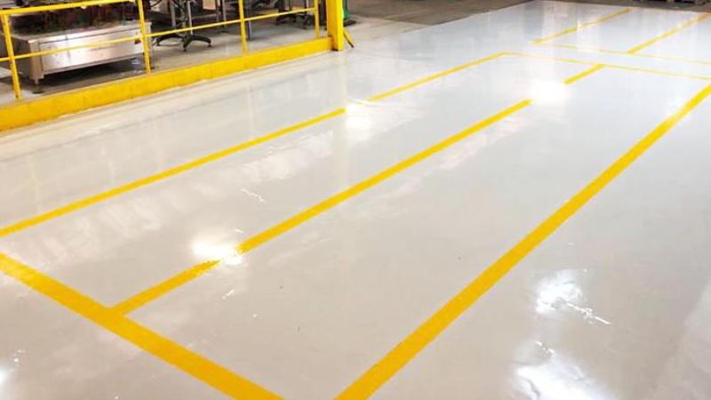 Protection de peinture sol industrielle à haute durabilité dans un entrepôt