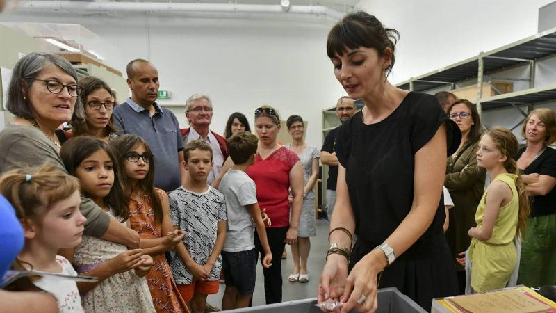 Le public admirant une œuvre majeure de Jean-Claude Lambert lors d'une exposition