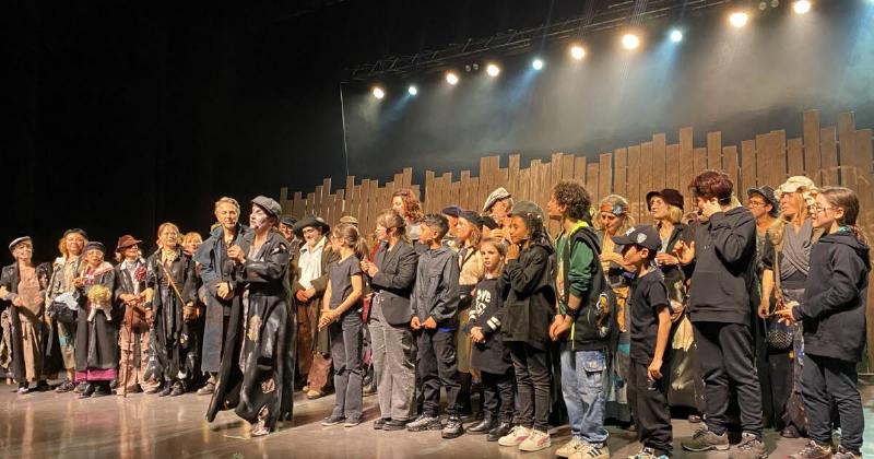 Public ovationnant la comédie musicale Notre Dame de Paris