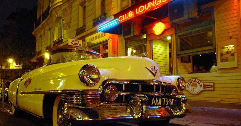 Rue animée près de Paris Notre Dame des Champs, ambiance montparnasse