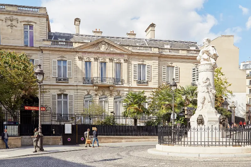 Une ruelle pavée du quartier Notre-Dame-de-Lorette Paris, avec des détails artistiques.
