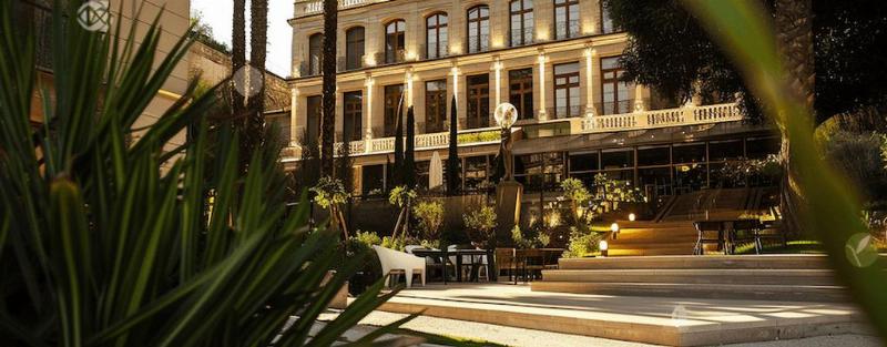 Intérieur élégant du restaurant Le Corbusier à Marseille, avec son design moderniste et des vues panoramiques sur la ville et la mer