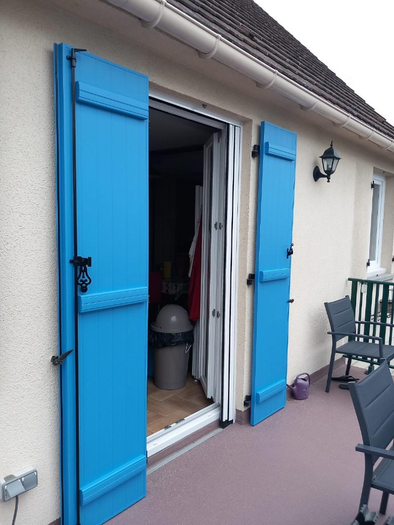 Résultat d'une protection peinture bois réussie : volets bleus éclatants d'une maison française