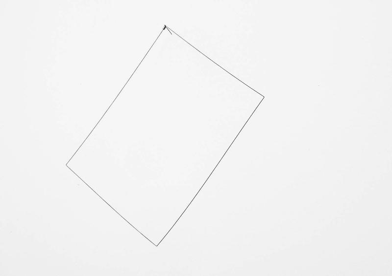 Un public observant une sculpture contemporaine de Richard Faure lors d'une exposition d'art moderne, illustrant l'engagement et l'interaction du public avec son travail.