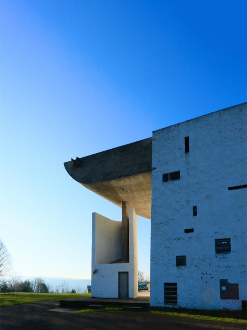 Vue extérieure de la Chapelle de Le Corbusier à Ronchamp, architecture moderne en béton