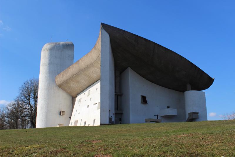 Lumière et formes à l'intérieur de la Chapelle Notre-Dame du Haut de Le Corbusier à Ronchamps