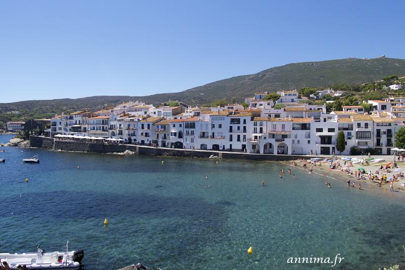 Ruelles blanches et architecture méditerranéenne de Cadaqués sous le soleil