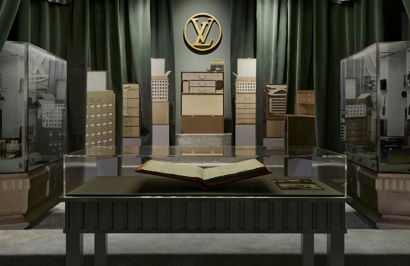 Intérieur du Salon Chinois dans la maison de Victor Hugo avec mobilier exotique et créations personnelles