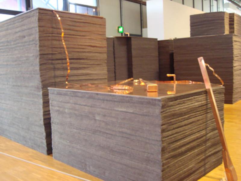 Sculpture conceptuelle de Joseph Beuys, pionnier allemand de l'art contemporain, utilisant des matériaux non conventionnels pour interroger la société